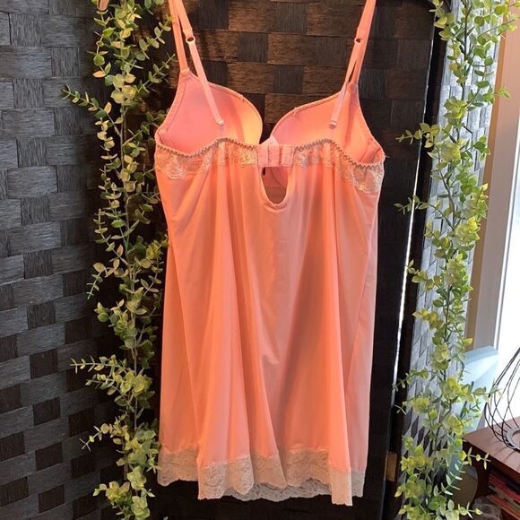 Victoria's Secret size 34B padded négligée top. Like new. Pinkish coral - Picture 2 of 8